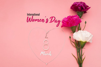 国际女人rsquo一天与花和心形状项链粉红色的背景