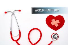 世界健康一天医疗保健和医疗概念红色的听诊器和红色的心白色背景