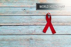 世界健康一天医疗保健和医疗概念红色的丝带的蓝色的木背景