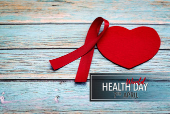 世界健康一天医疗保健和医疗概念红色的丝带和红色的心的蓝色的木背景