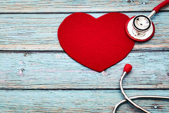 世界健康一天医疗保健和医疗概念红色的听诊器和红色的心的蓝色的木背景