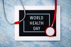 世界健康一天医疗保健和医疗概念红色的听诊器和照片框架