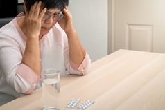 老女人痛苦从头疼压力偏头痛健康问题概念