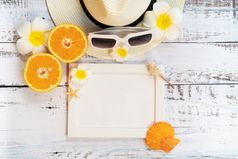 美丽的夏天假期海滩配件橙色太阳镜他和贝壳木背景