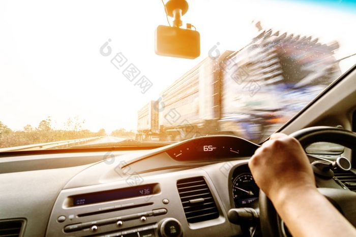 安全开车速度控制和安全距离的路开车安全