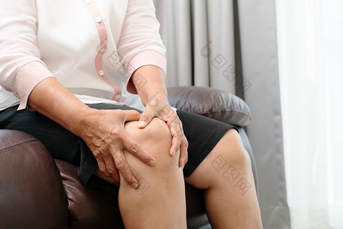 高级女人痛苦从膝盖疼痛首页健康问题概念