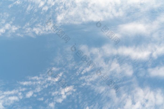白色软云纹理蓝色的天空背景