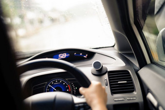 安全开车多雨的一天速度控制和安全距离的路开车安全