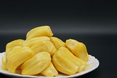 新鲜的菠萝蜜片白色板甜蜜的黄色的菠萝蜜成熟的素食者素食主义者生食物异国情调的热带水果孤立的