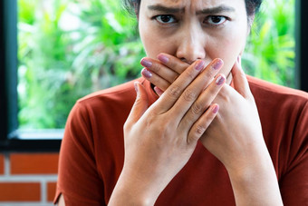 女人与坏呼吸覆盖口口臭概念