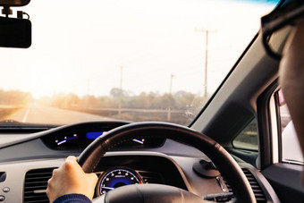 安全开车速度控制和安全距离的路开车安全
