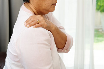 脖子和肩膀疼痛老女人痛苦从脖子和肩膀受伤健康问题概念