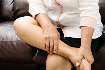 腿抽筋高级女人痛苦从腿抽筋疼痛首页健康问题概念