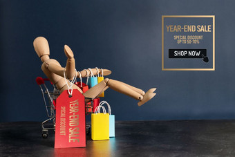 <strong>年终</strong>出售木娃娃坐着购物车与购物袋