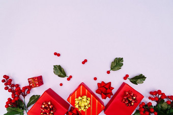 圣诞节装饰红色的礼物盒子紫色的背景圣诞节冬天新一年概念平躺前视图复制空间