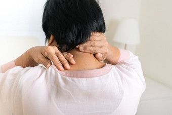 脖子和肩膀疼痛老女人医疗保健问题高级概念