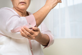 肘疼痛老女人痛苦从肘疼痛首页医疗保健问题高级概念