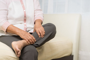 腿抽筋老女人痛苦从腿抽筋疼痛首页医疗保健问题高级概念
