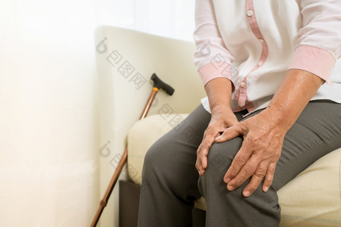 膝盖疼痛老女人首页医疗保健问题高级概念