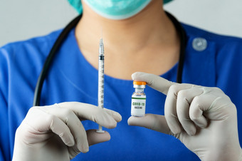 疫苗和注射器注射为预防免疫接种和治疗从新冠病毒冠状病毒