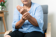 手腕手疼痛老女人医疗保健问题高级概念