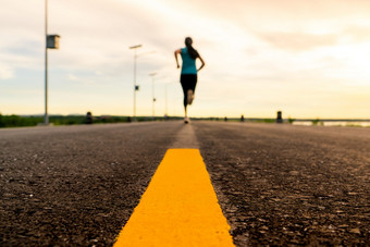 运动员运行的路小道日落培训为马拉松和健身运动模糊女人锻炼在户外