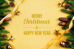 圣诞节背景松树与圣诞节装饰黄色的背景