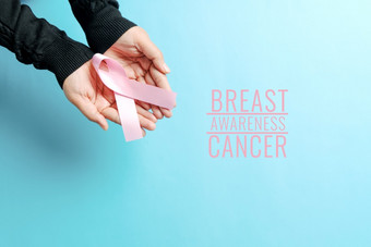 粉红色的徽章丝带女人手支持<strong>乳房癌症</strong>导致<strong>乳房癌症意识</strong>概念