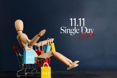 单身一天出售概念购物狂木娃娃与很多购物袋手臂和购物车