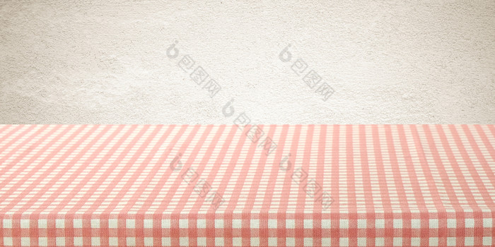 空表格封面与粉红色的和白色桌布在棕色（的）墙背景横幅表格前计数器设计为食物和产品显示蒙太奇