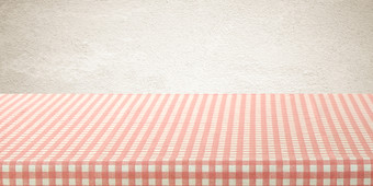 空<strong>表格</strong>封面与粉红色的和白色桌布在棕色（的）墙背景横幅<strong>表格</strong>前计数器设计为食物和产品显示蒙太奇