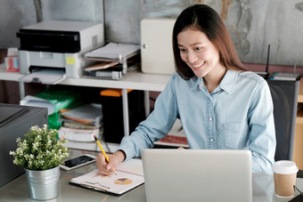 年轻的亚洲女商人工作与移动PC电脑<strong>办公室</strong>与快乐情感工作首页<strong>办公室休闲</strong>生活方式概念