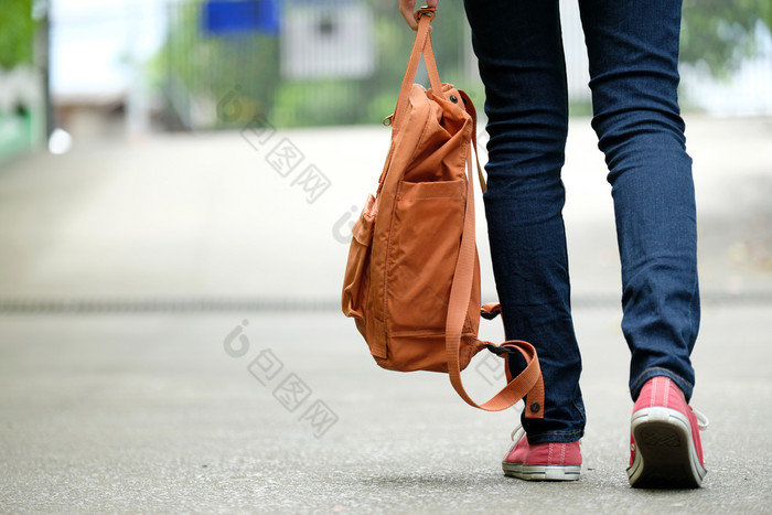 回来学生女孩持有学校袋而走学校校园背景教育回来学校概念