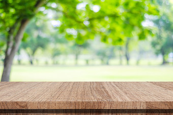 空木表格在模糊绿色公园自然背景桌面架子上计数器为产品显示蒙太奇