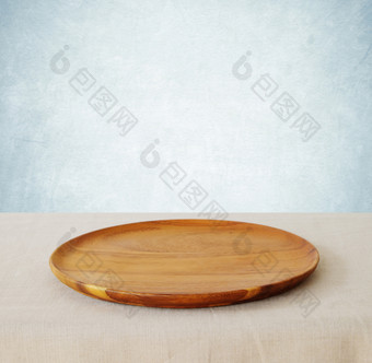 空轮木托盘亚麻桌布在蓝色的水泥墙背景厨房用具食物显示蒙太奇