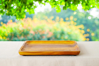 空木板表格在模糊公园自然户外春天和夏天与散景背景为食物显示蒙太奇
