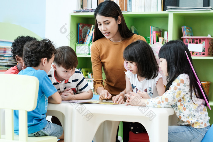 年轻的亚洲女人老师教学孩子们幼儿园教室学前教育教育概念