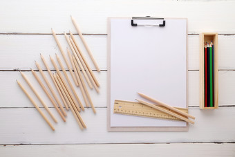白色剪贴板与空<strong>白纸</strong>铅笔统治者和木盒子白色木背景模板模拟