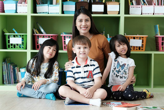 年轻的亚洲女人<strong>老师</strong>教学孩子们<strong>幼儿园</strong>教室学前教育教育概念