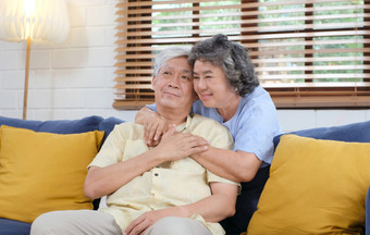 高级亚洲夫妇快乐时刻首页生活房间背景人情感