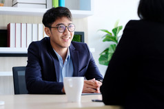 年轻的亚洲商人微笑业务会议工作面试办公室业务人办公室生活方式概念