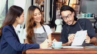 年轻的亚洲业务女人讨论关于金融规划与小业务老板咖啡馆咖啡商店业务会议企业伙伴关系亚洲财经贷款为开始新业务