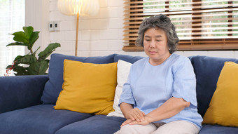 不开心高级亚洲女人坐着沙发生活房间肖像dispressed<strong>老</strong>上了年纪的亚洲女首页退休人生活方式