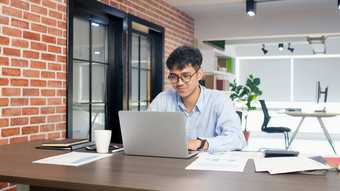 年轻的亚洲商人集中注意力工作与移动PC<strong>电脑办公室</strong>亚洲<strong>办公室</strong>男人。思忖工作与移动PC<strong>电脑</strong>业务人和<strong>办公室</strong>生活方式概念