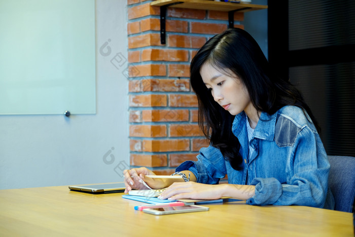 亚洲女人大学学生休闲研究纸笔记本少年学生阅读讲座请注意书学校校园大学大学教育