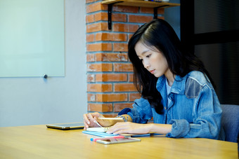 亚洲女人大学学生休闲研究纸笔记本少年学生阅读讲座请注意书学校校园大学大学教育