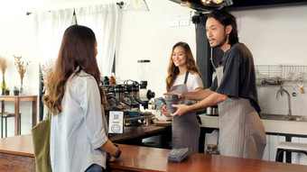 零浪费概念亚洲女人客户给她的自己的咖啡杯咖啡师服务员为购买外卖咖啡咖啡馆计数器