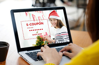 女人进入圣诞节折扣优惠券代码移动PC屏幕得到的购物在线促销活动在线购物数字市场营销业务和技术