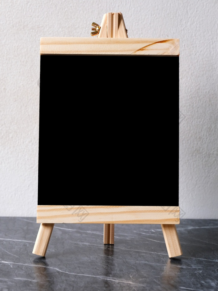 空白黑色的木菜单董事会黑板站在白色水泥墙与复制空间模板黑板上模拟为咖啡商店餐厅菜单标志背景