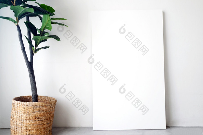 空白白色木框架灰色地板上和白色水泥墙背景横幅模拟模板海报壁纸